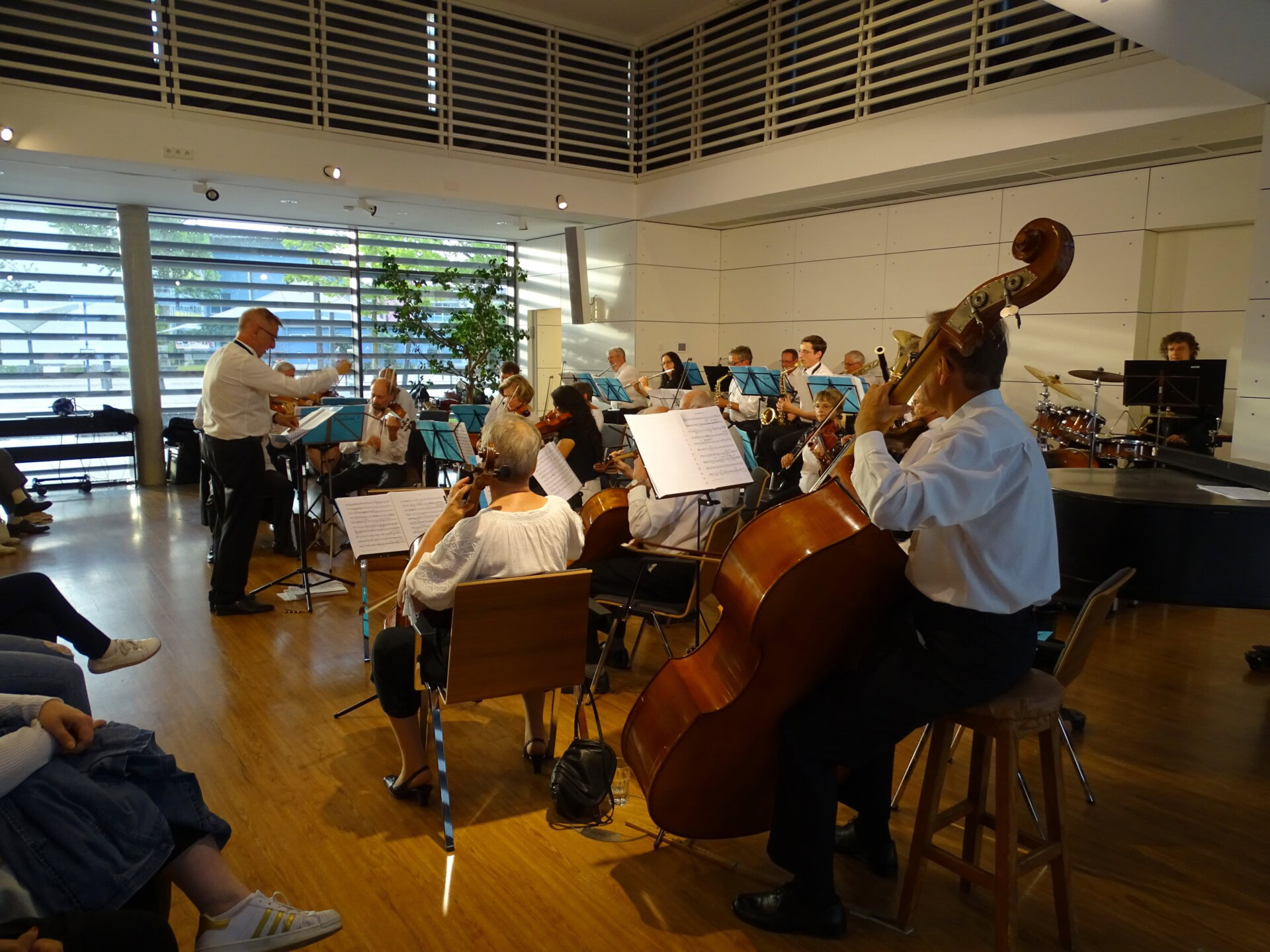 Orchesterprobe in einem modernen Raum