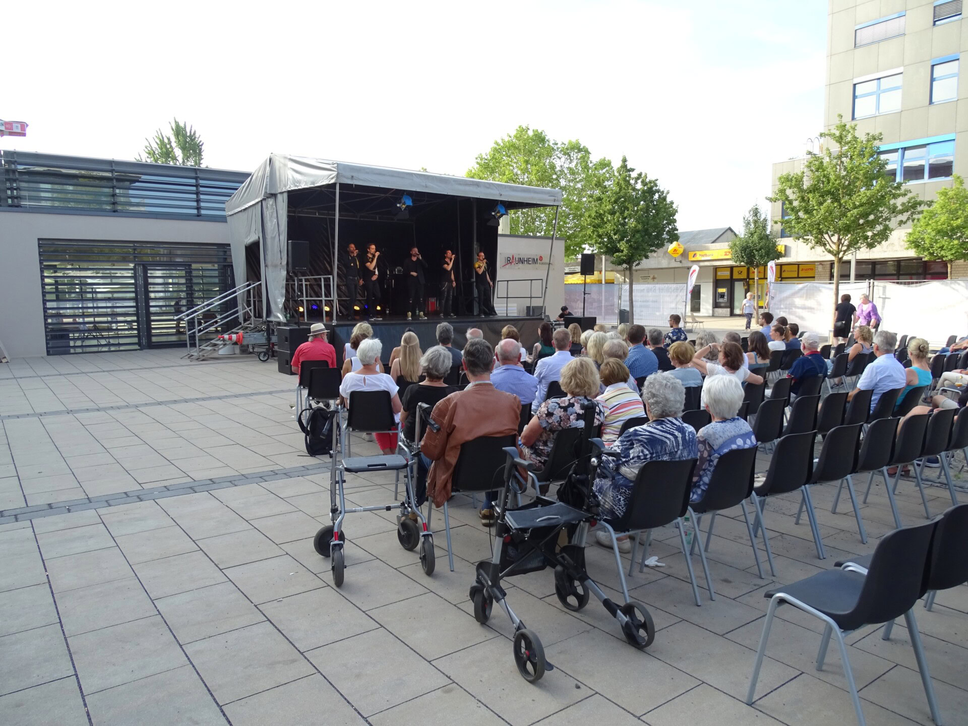 Open-Air-Veranstaltung mit Publikum und Bühne im Freien.
