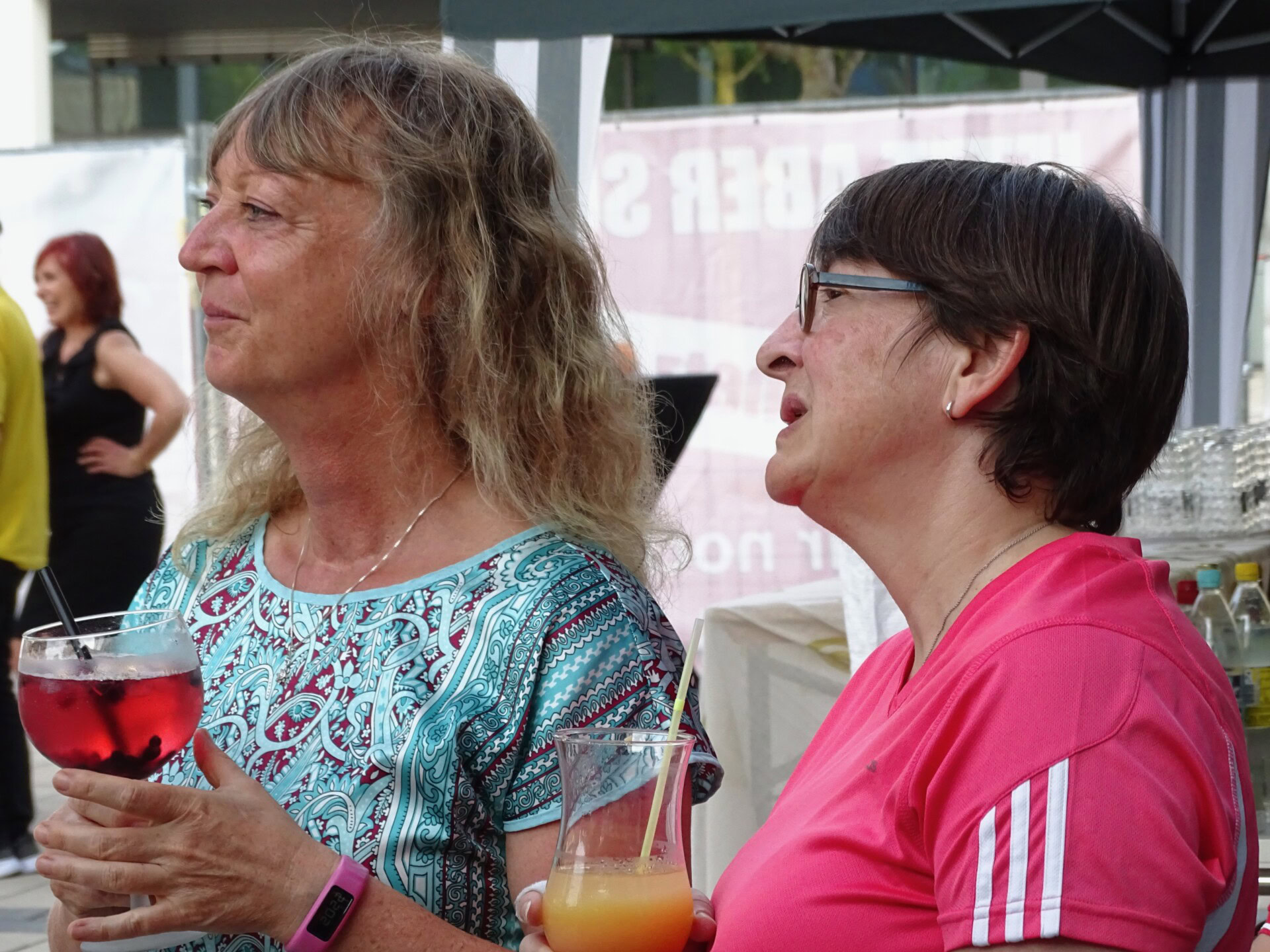 Zwei Frauen trinken bei einer Veranstaltung