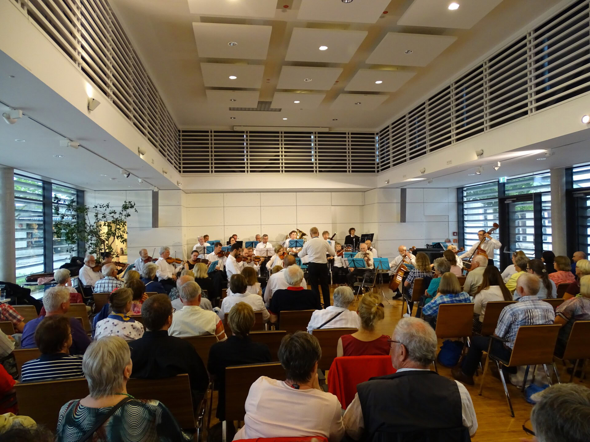 Orchesterkonzert mit Publikum in einem modernen Saal