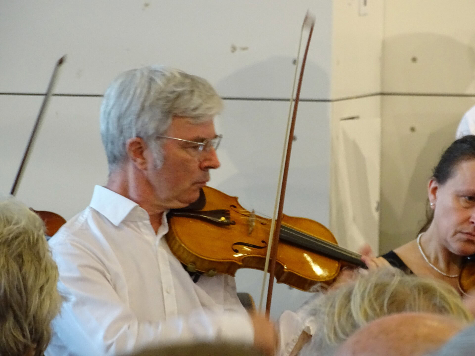 Musiker spielt Geige im Orchester