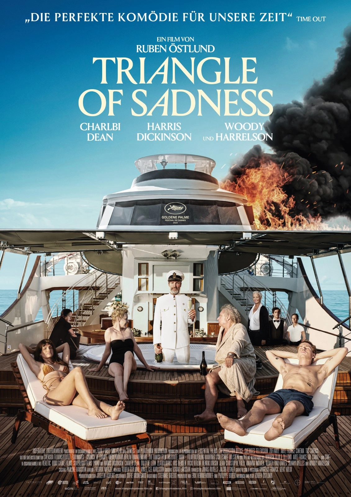 Filmplakat Triangle of Sadness auf einer luxuriösen Yacht.