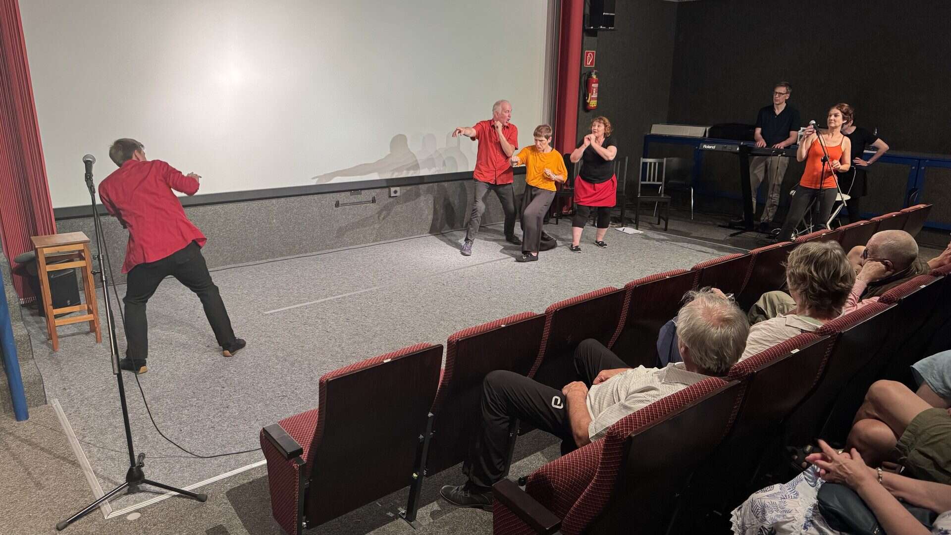 Improvisationstheater auf der Bühne vor Publikum im Theater.