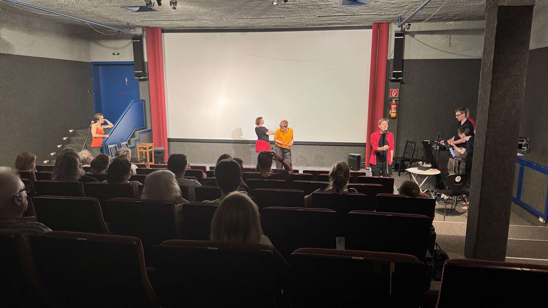 Publikum beim Theaterstück in kleinem Saal