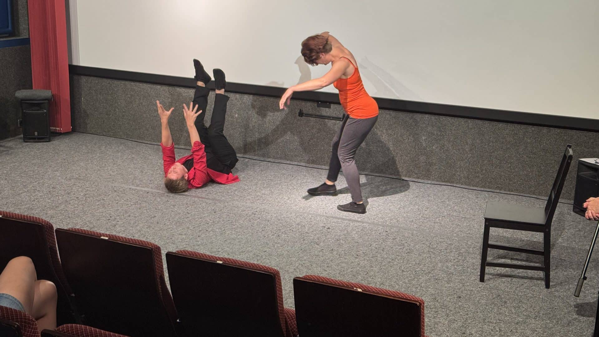 Theaterperformance mit zwei Personen auf der Bühne.