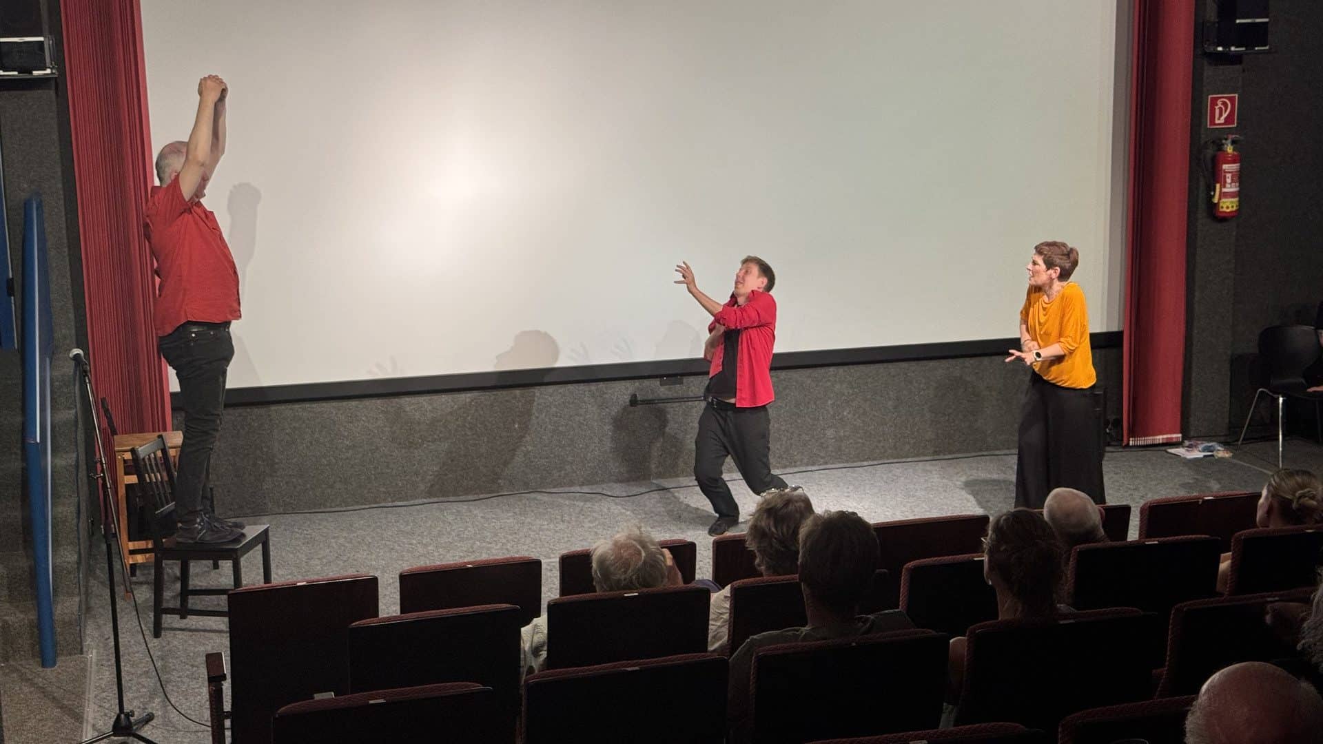 Improvisationstheater vor Publikum in einem Kinosaal