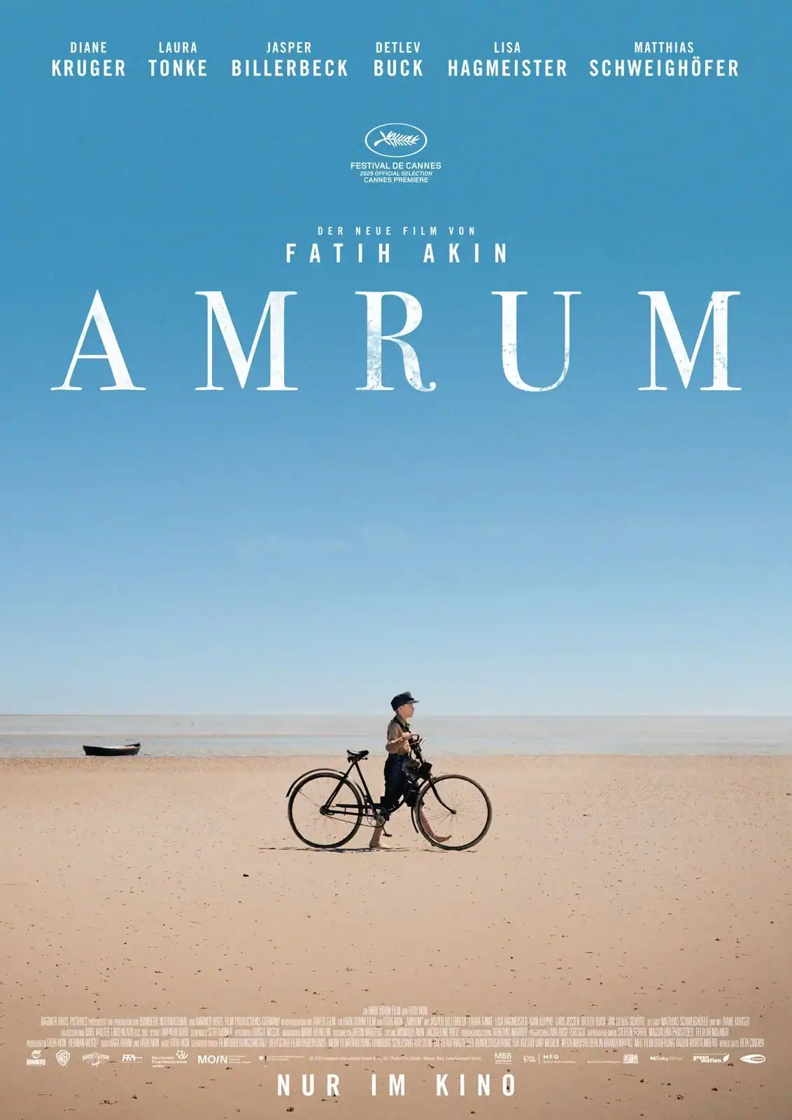 Kind mit Fahrrad am Strand von Amrum.
