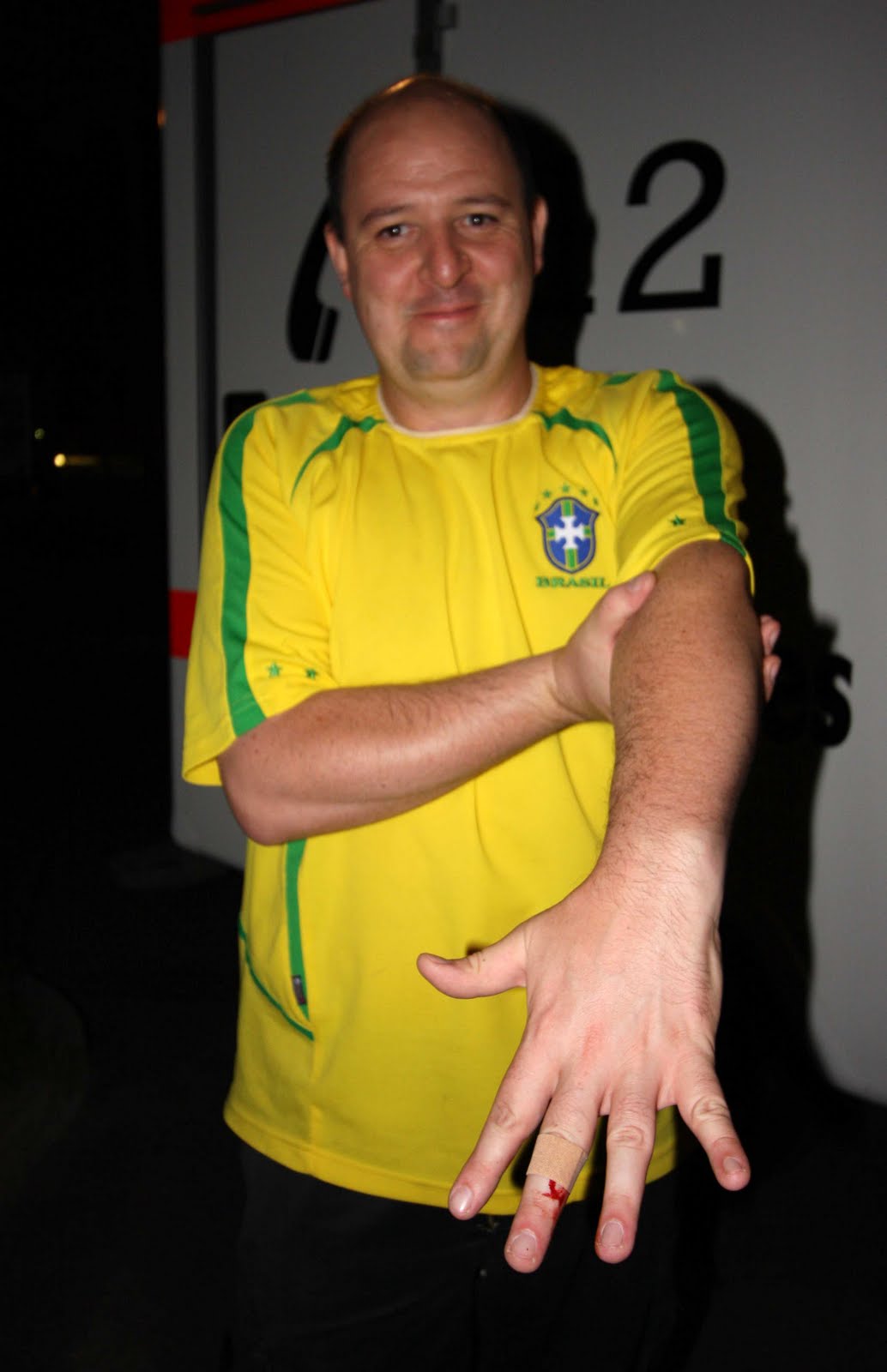 Mann im Brasilien-Trikot mit verletztem Finger