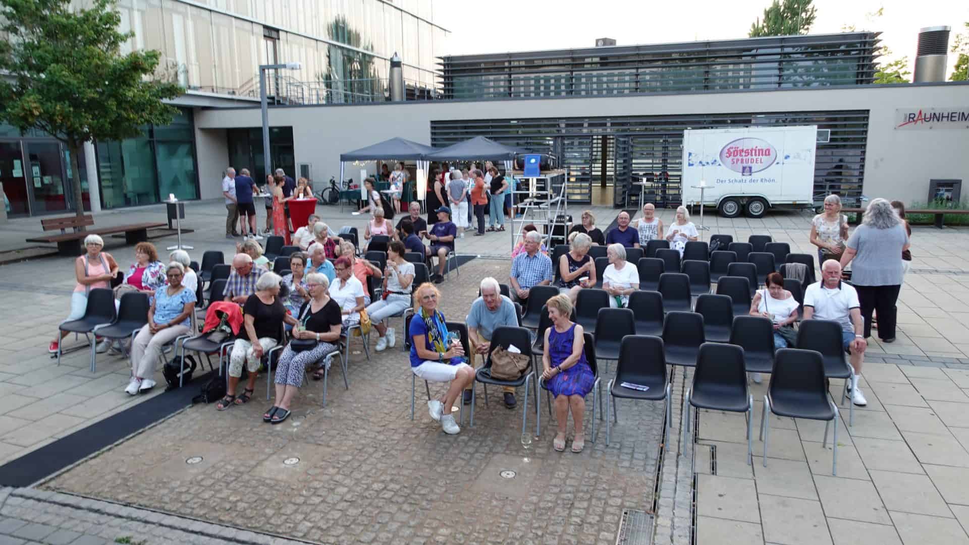 Menschen bei einer Veranstaltung im Freien