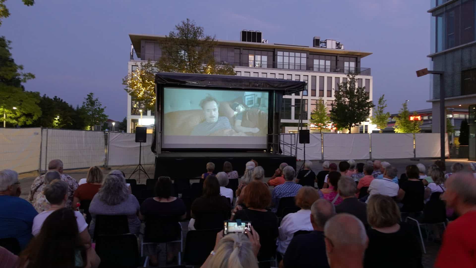 Open-Air-Kinoabend mit Publikum vor großer Leinwand