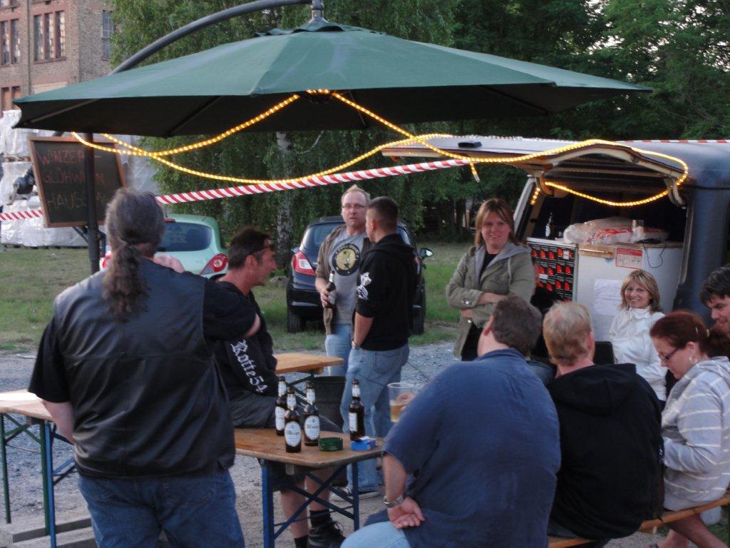 Gruppe von Leuten bei einem Outdoor-Treffen.