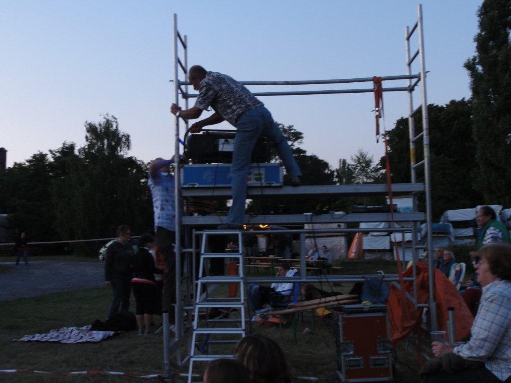Mann auf Gerüst bei Abendveranstaltung