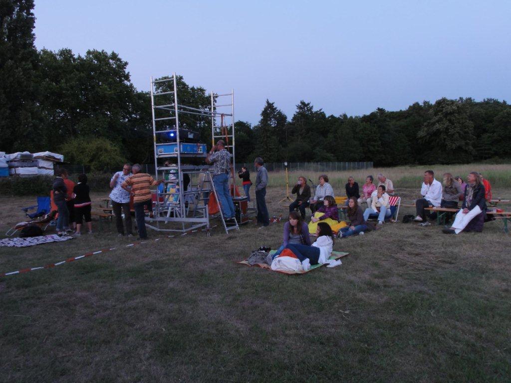 Menschen draußen bei einer Veranstaltung im Park