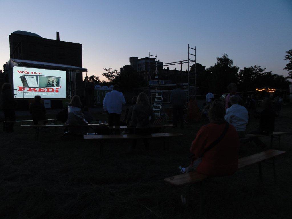 Open-Air-Kino bei Nacht, Aufbau und Publikum.