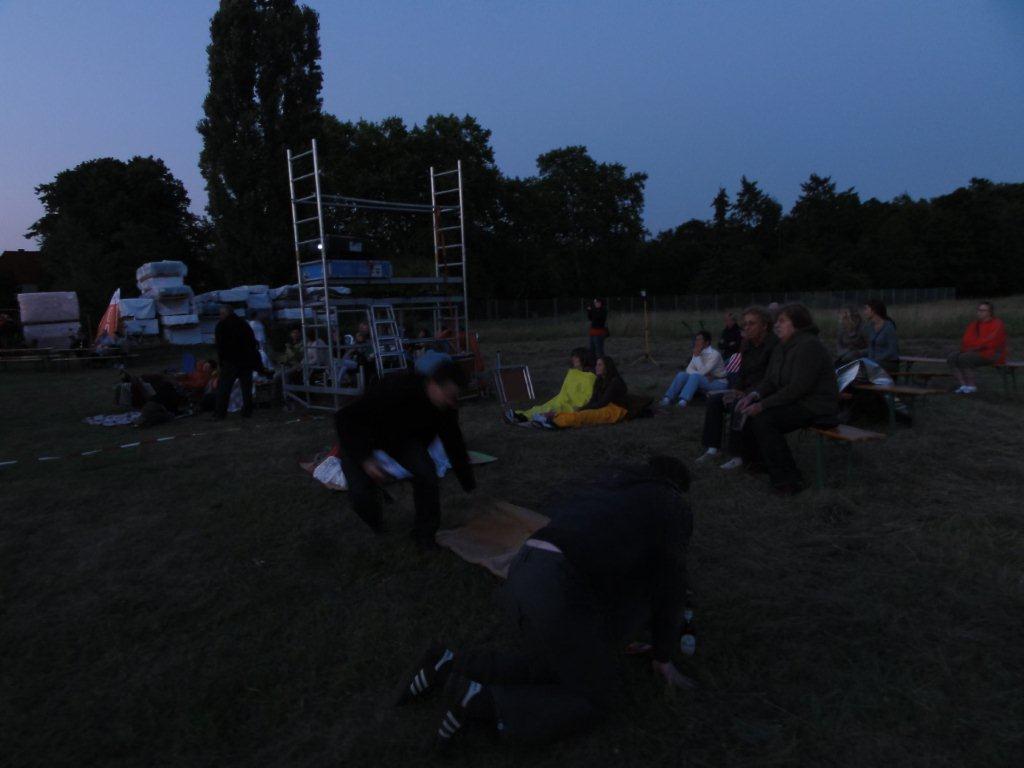 Menschen im Freien bei Dämmerung