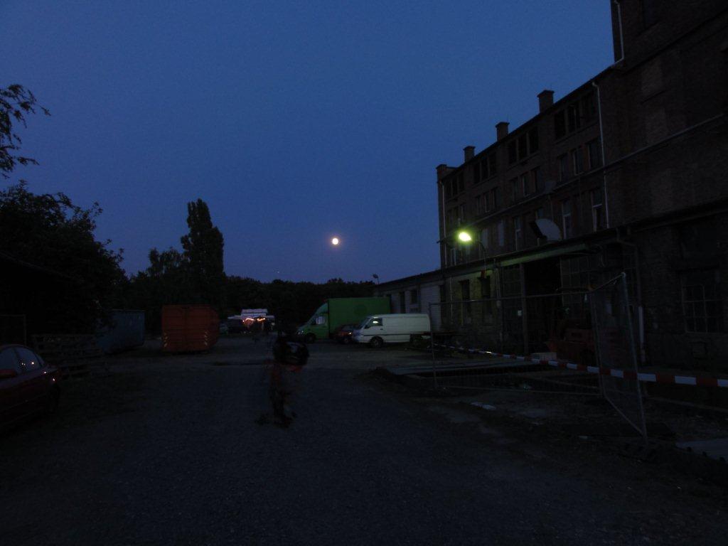 Industriegebiet bei Nacht mit Vollmond.