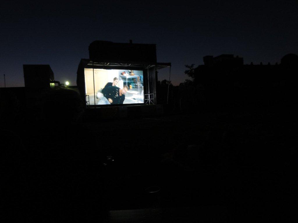 Filmvorführung im Freien bei Nacht