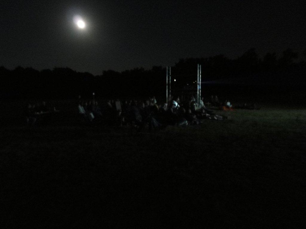 Nachtveranstaltung mit Menschen unter Mondlicht