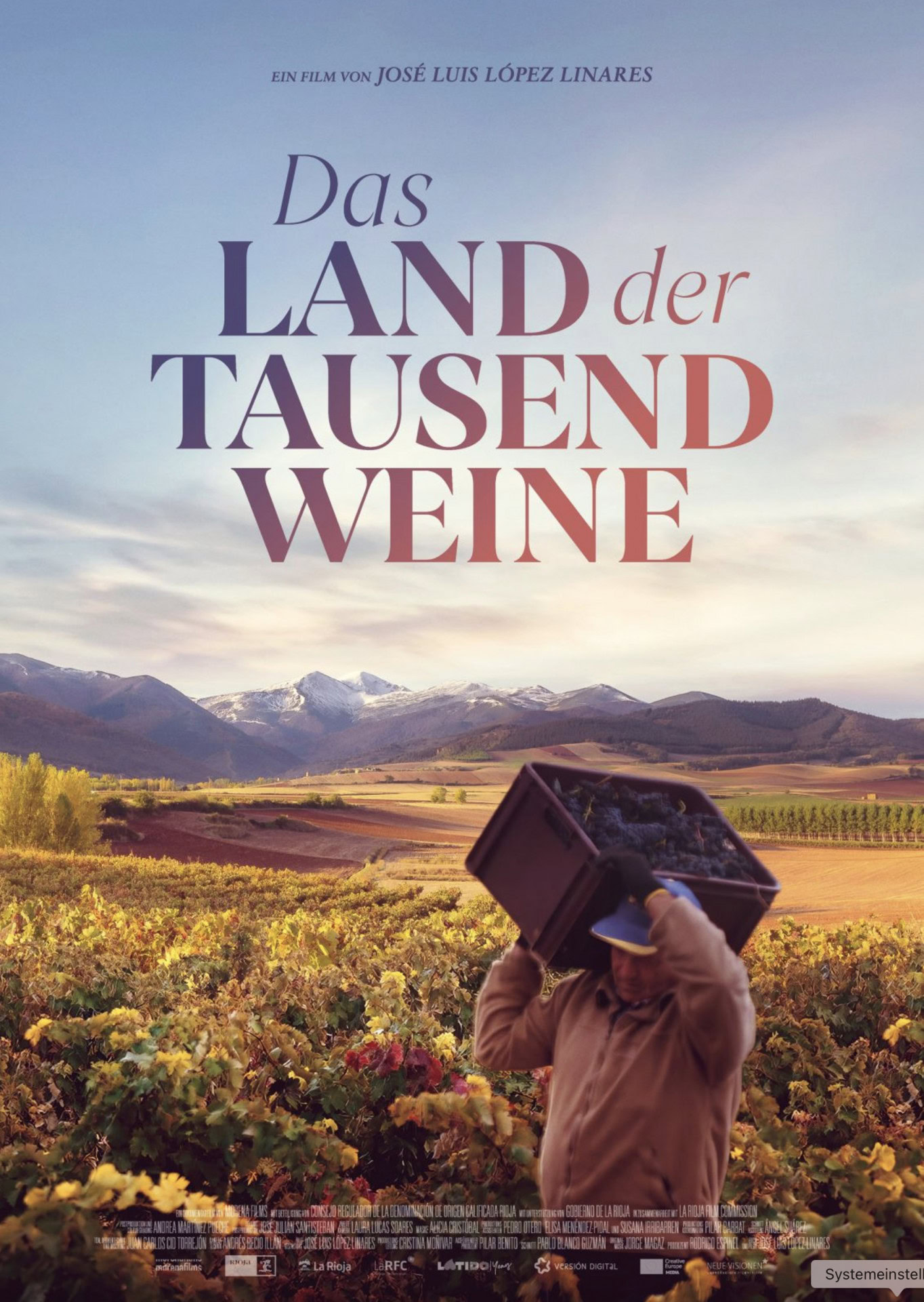 Weinlandschaft mit Arbeiter bei Ernte im Hintergrund