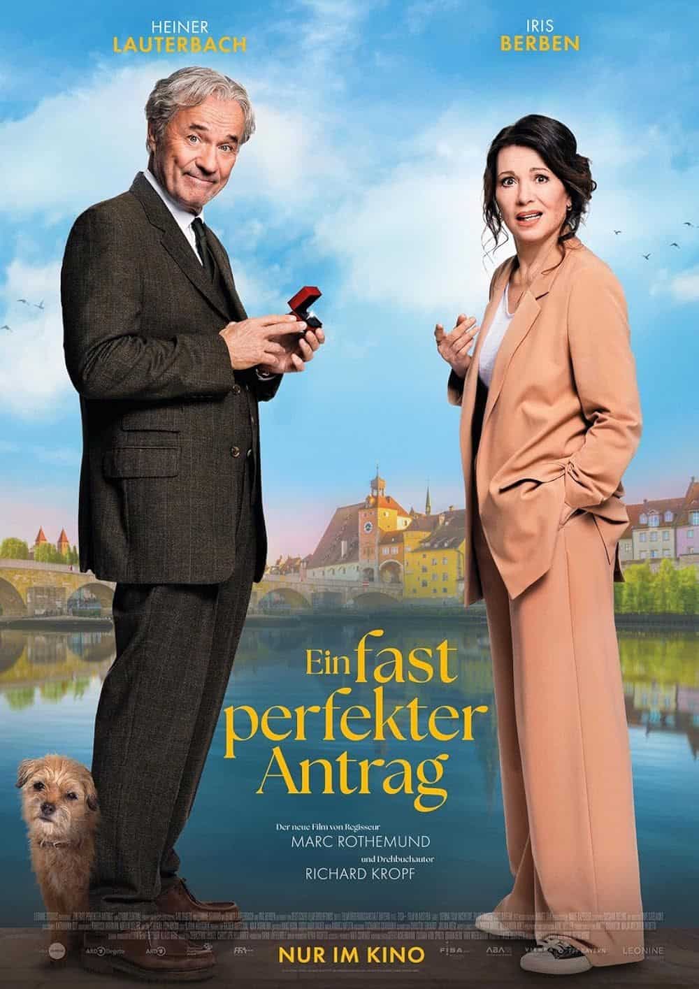 Filmposter mit Paar und Ring vor Stadtkulisse