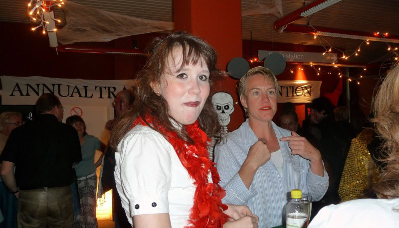 Frauen auf einer Halloween-Party mit Kostümen.
