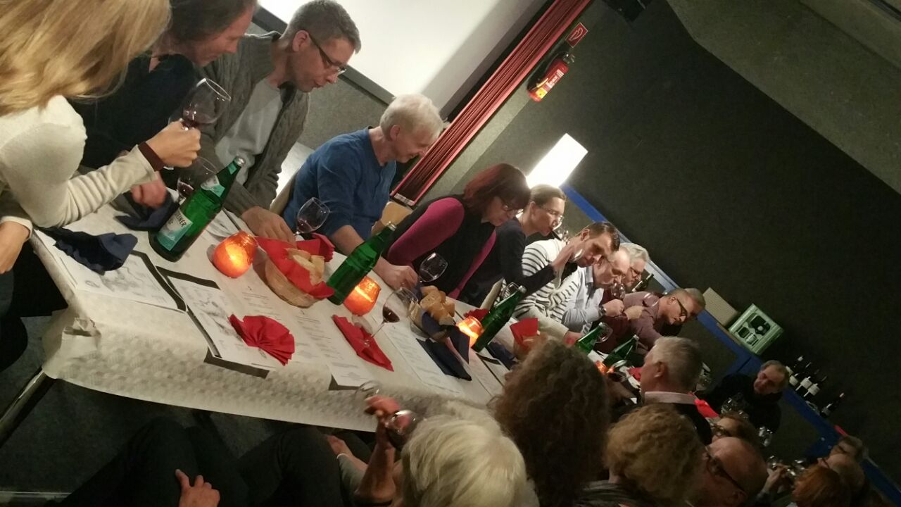 Gruppe von Menschen bei einem Abendessen.