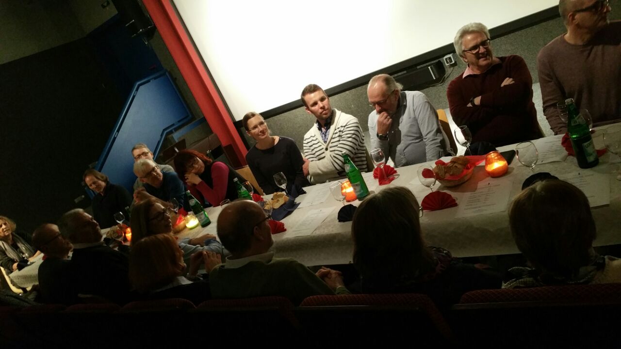 Menschen bei einer Veranstaltung am Tisch sitzend
