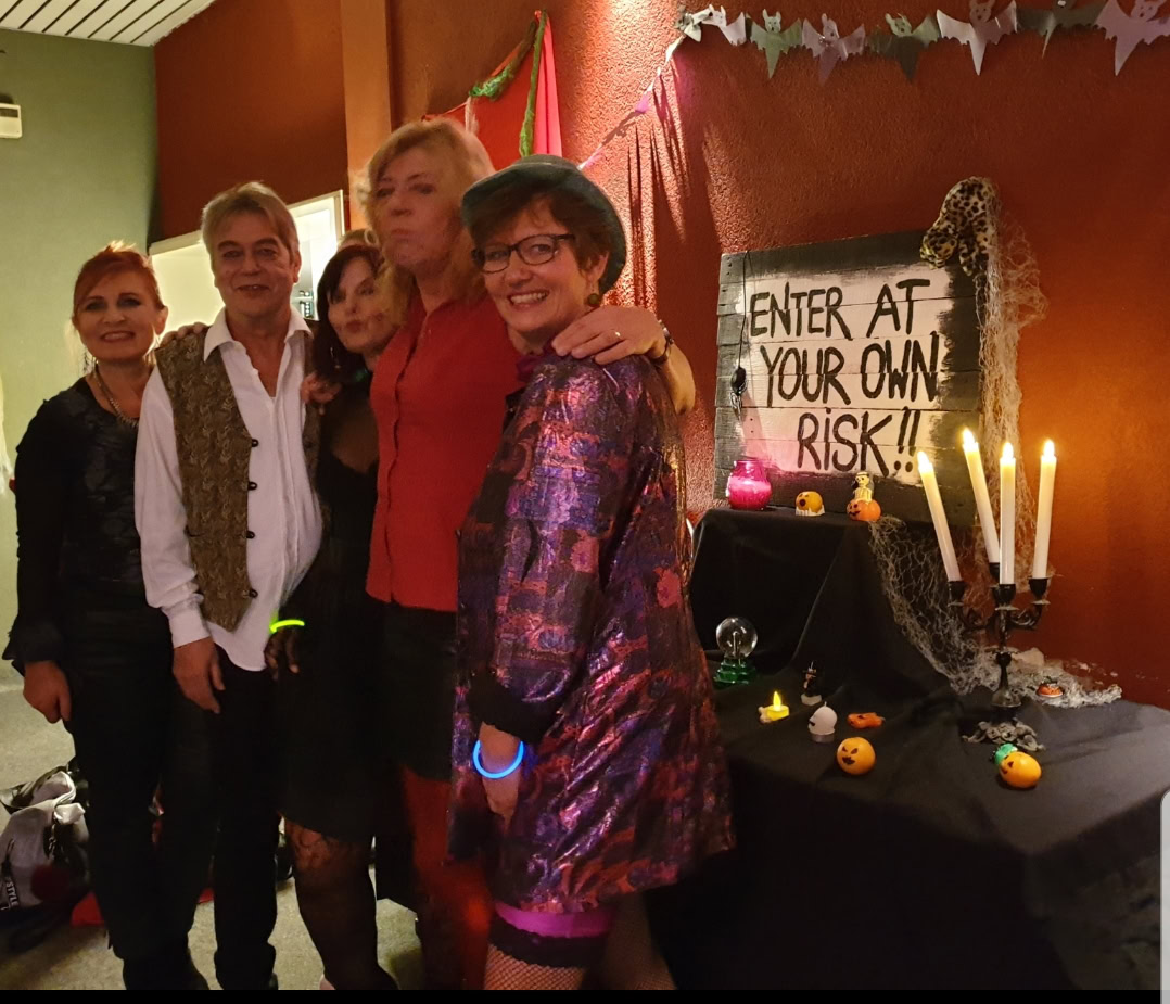Gruppe bei Halloween-Party mit Dekoration.