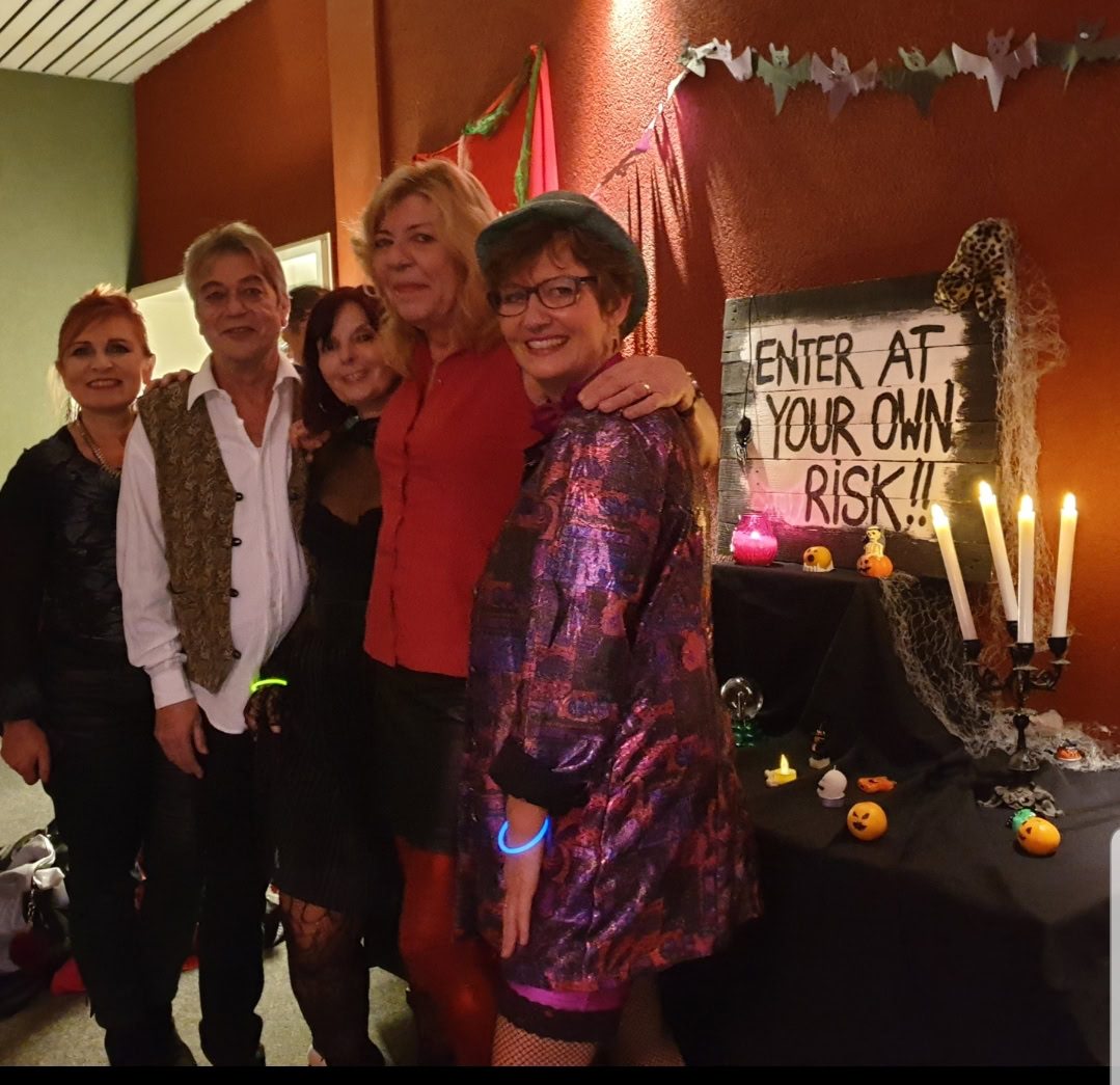 Gruppe bei Halloween-Party mit Dekoration
