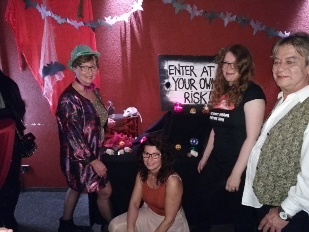 Gruppe bei Halloween-Party mit Dekorationen.
