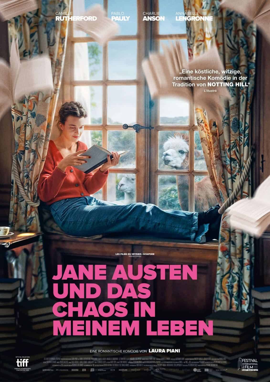 Frau liest Buch, Lamas schauen durchs Fenster.