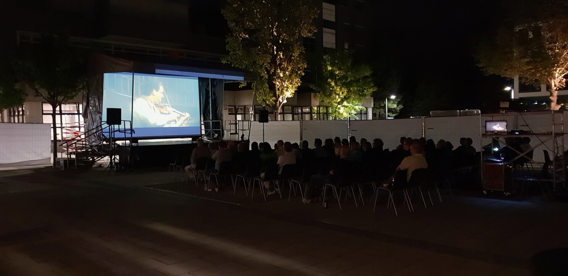 Nachtkino im Freien mit Publikum.