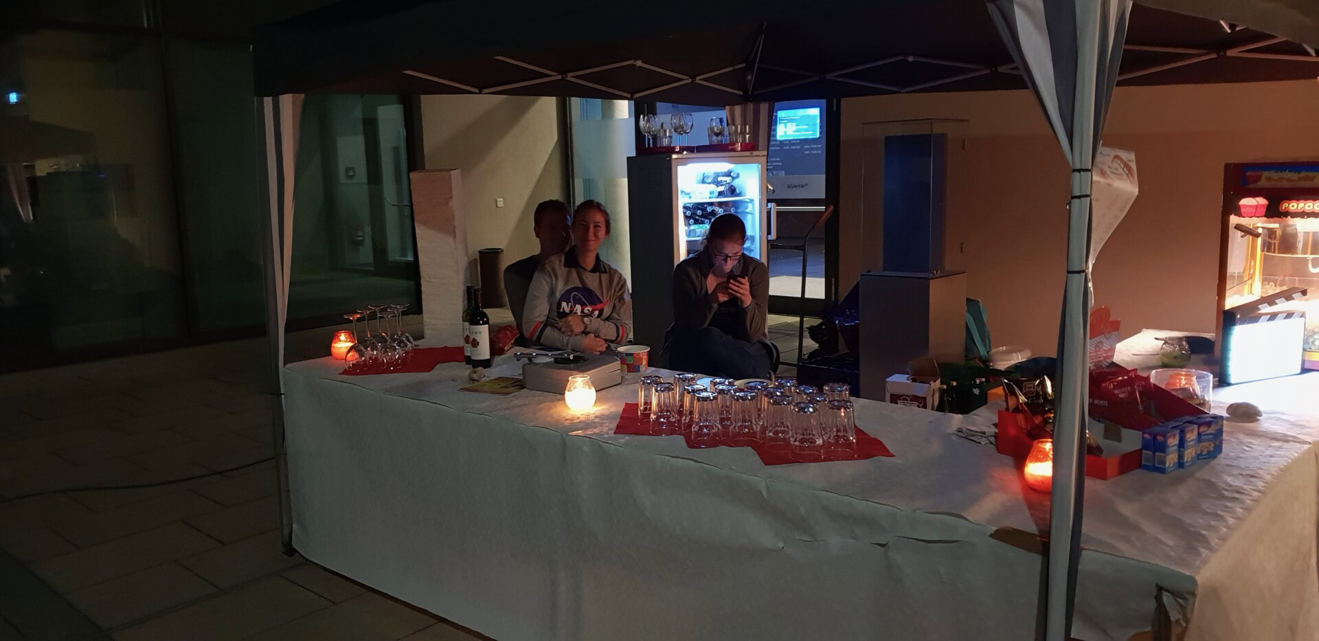 Ein kleiner Verkaufsstand am Abend