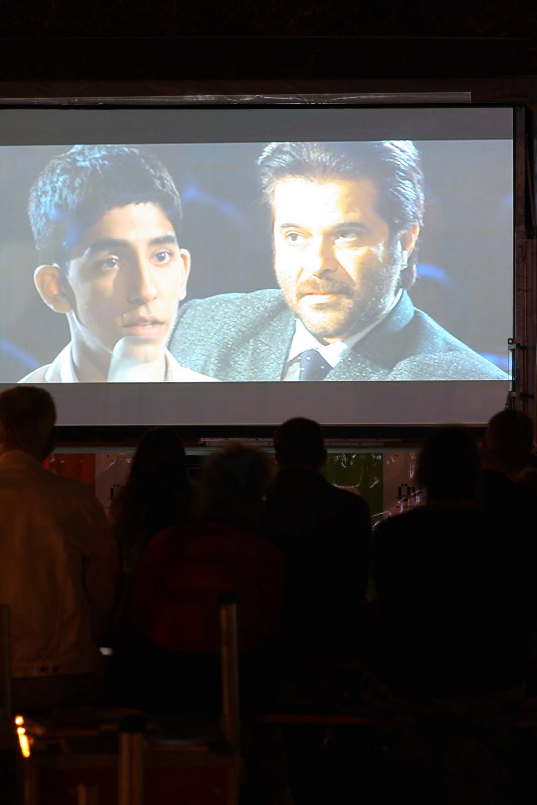 Menschen sehen einen Film auf großer Leinwand