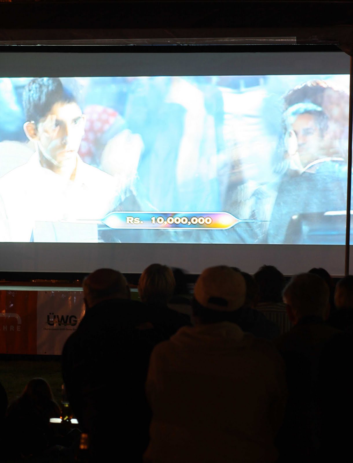 Filmvorführung im Freien, Publikum schaut zu