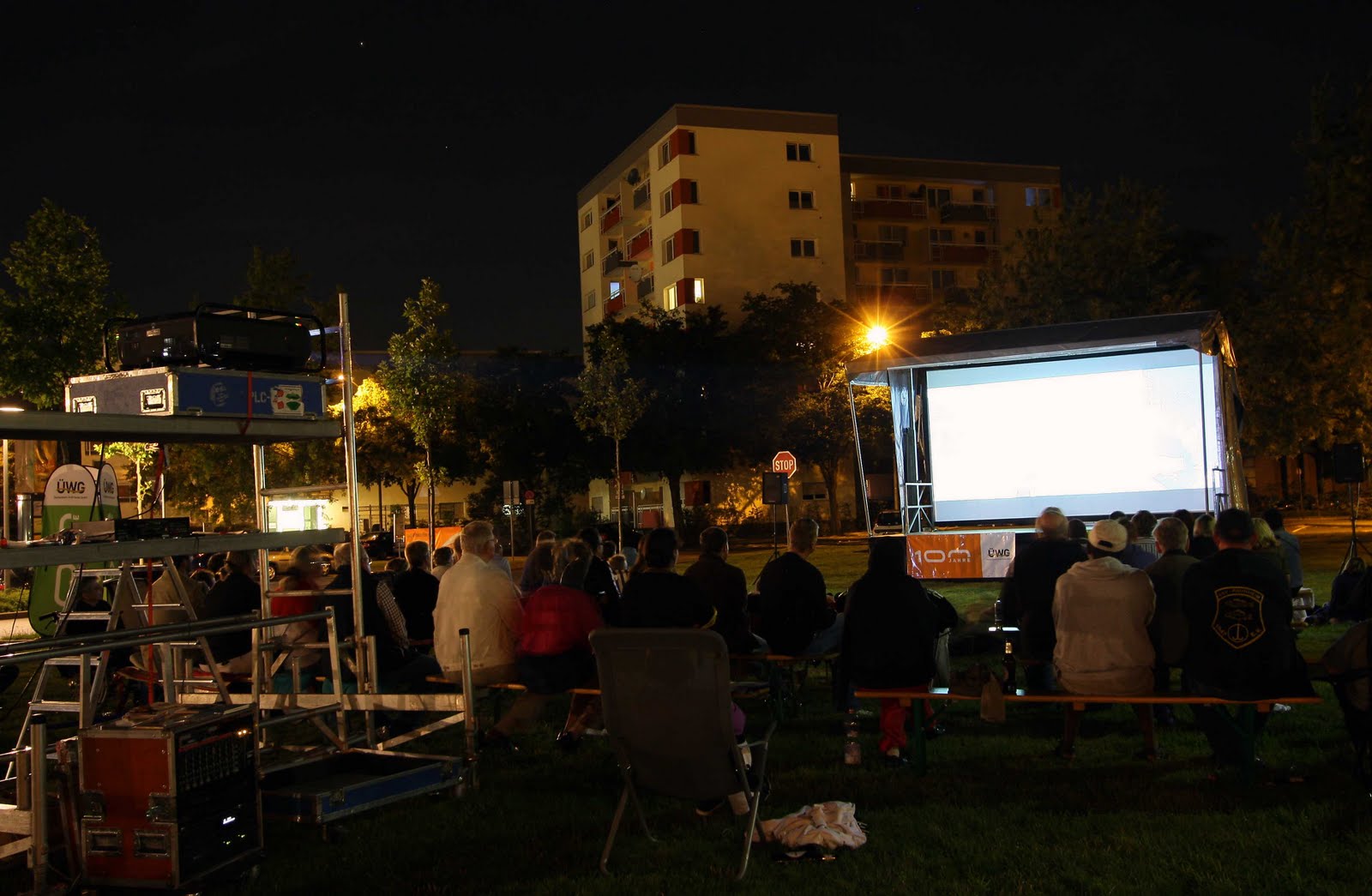 Open-Air-Kinoaufführung bei Nacht