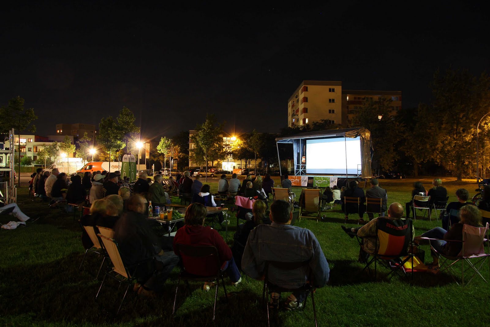 Nacht im Freiluftkino in einer Stadt.
