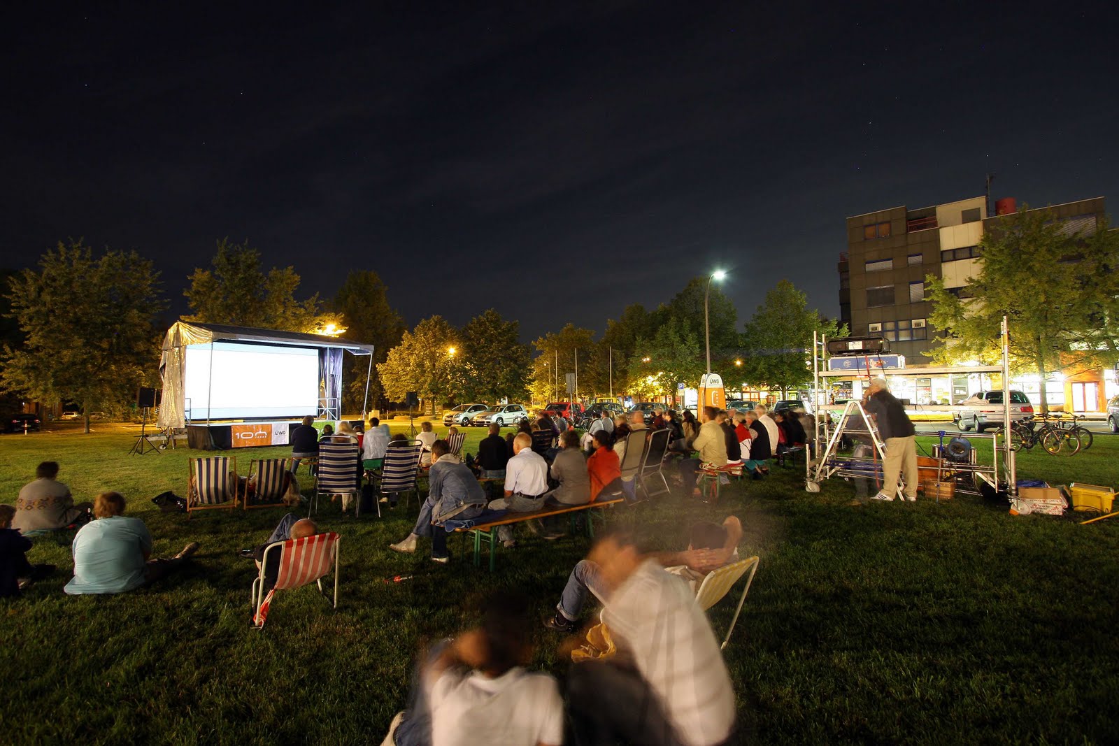 Outdoor-Kinovorführung bei Nacht mit Publikum