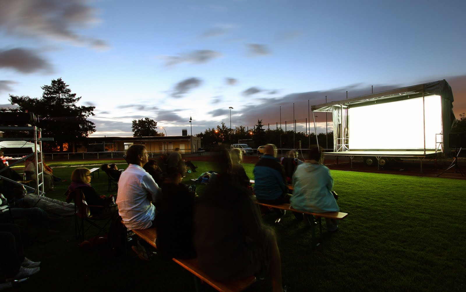 Menschen schauen Film im Freiluftkino