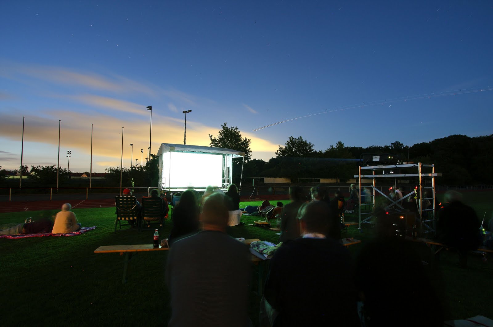 Nachthimmel im Freilichtkino mit Publikum.
