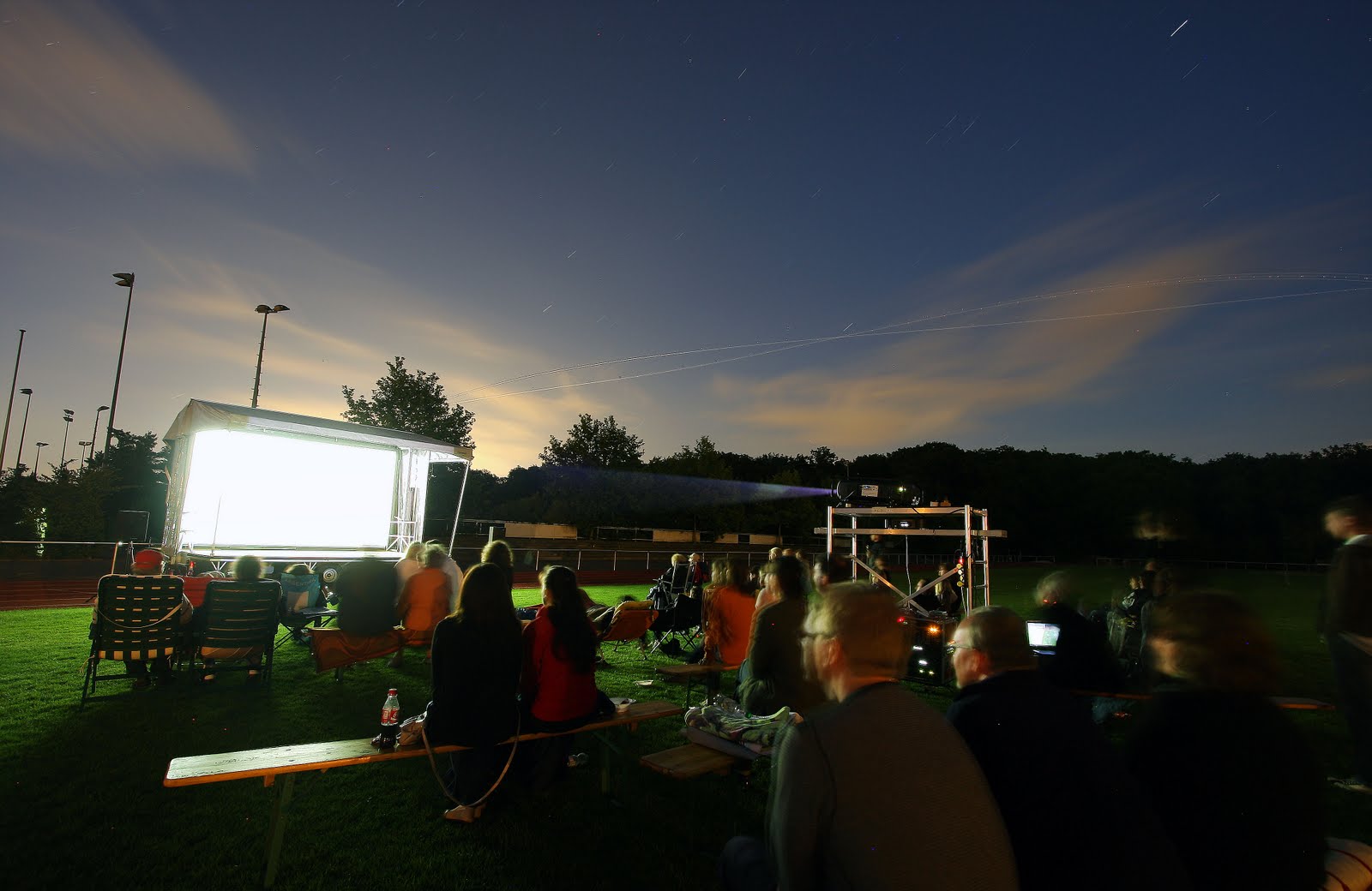 Menschen schauen sich im Freien einen Film an