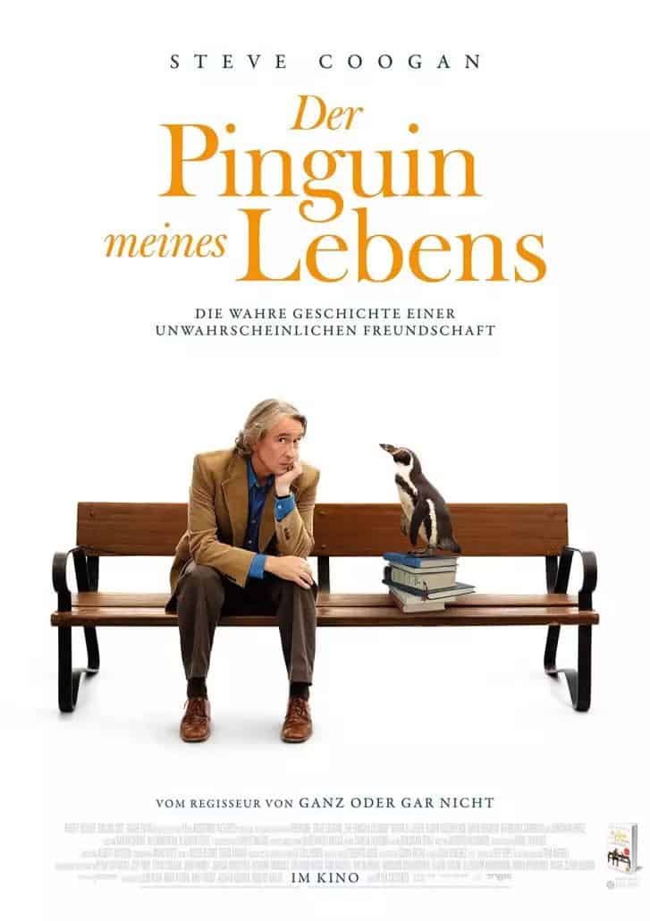 Mann auf Bank mit Pinguin.