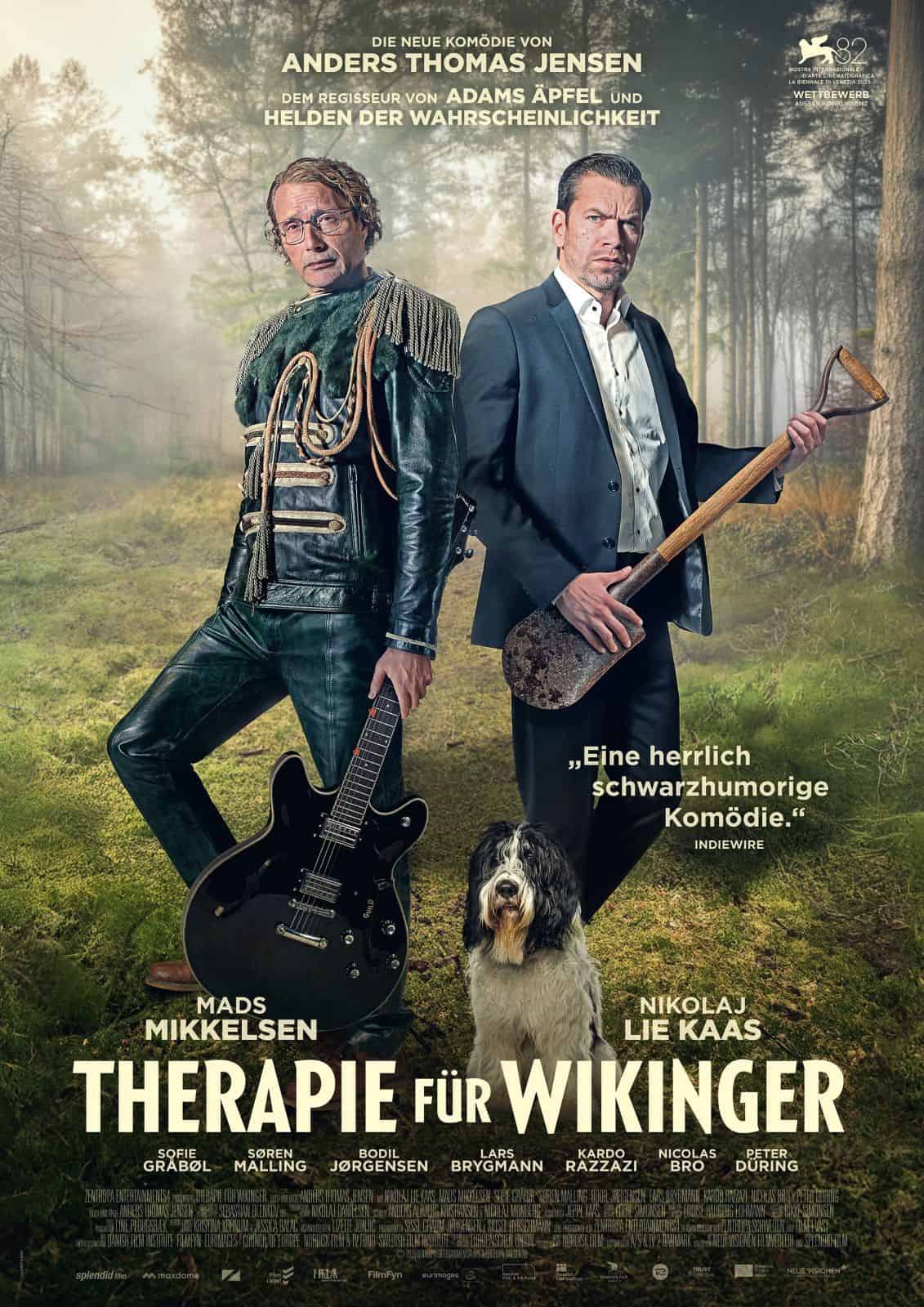 Zwei Männer mit Gitarre und Axt im Wald