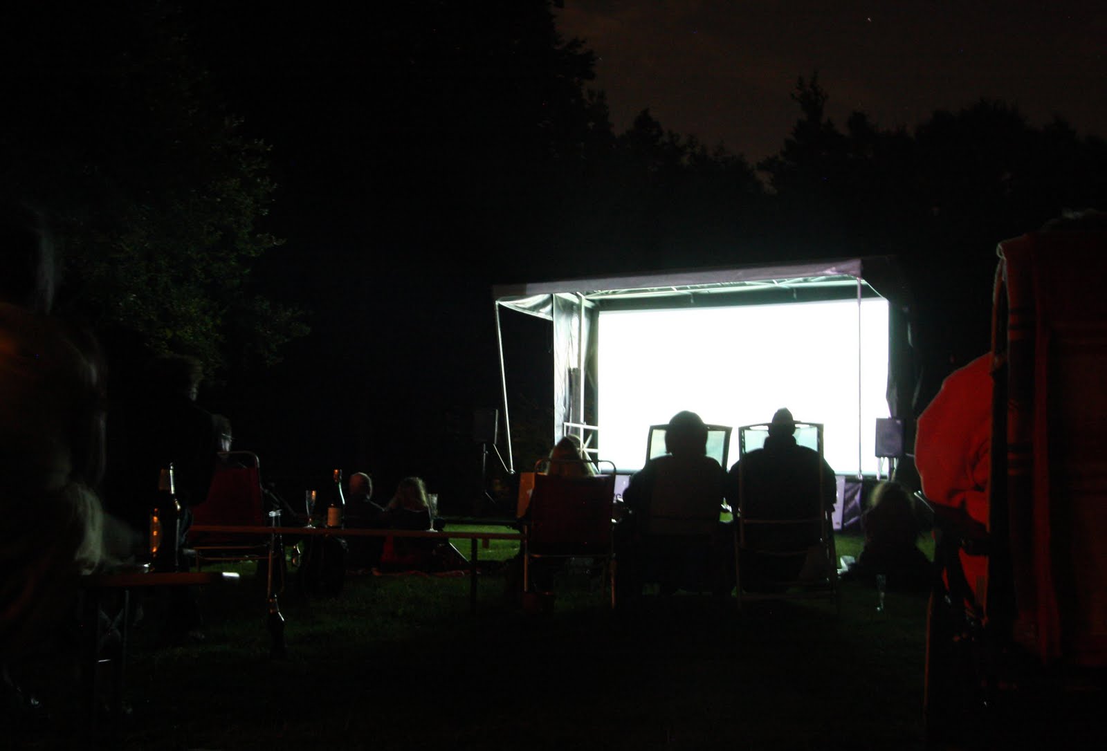 Menschen im Freiluftkino bei Nacht