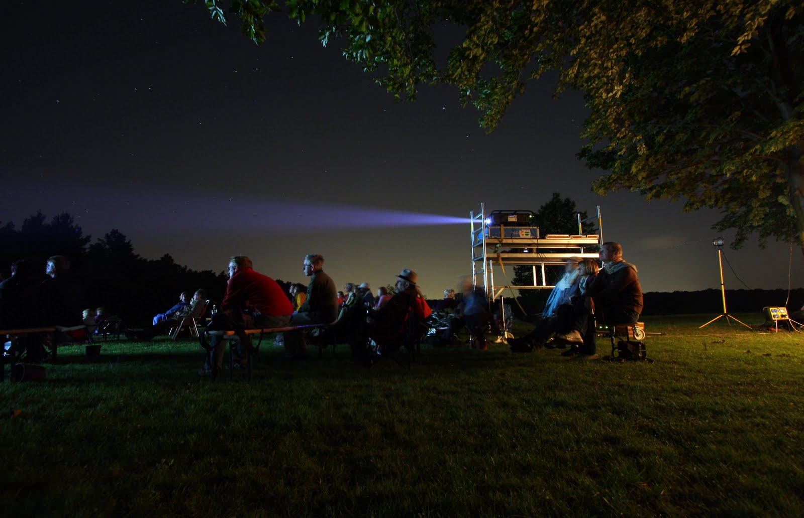 Menschen schauen nachts Open-Air-Film