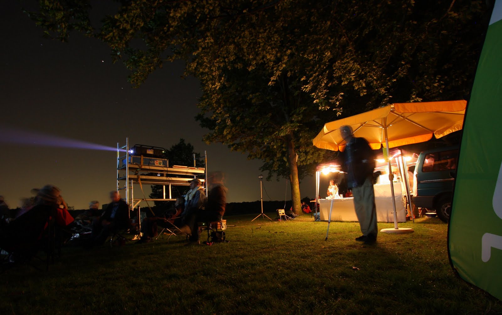 Outdoor-Kino bei Nacht mit Projektor