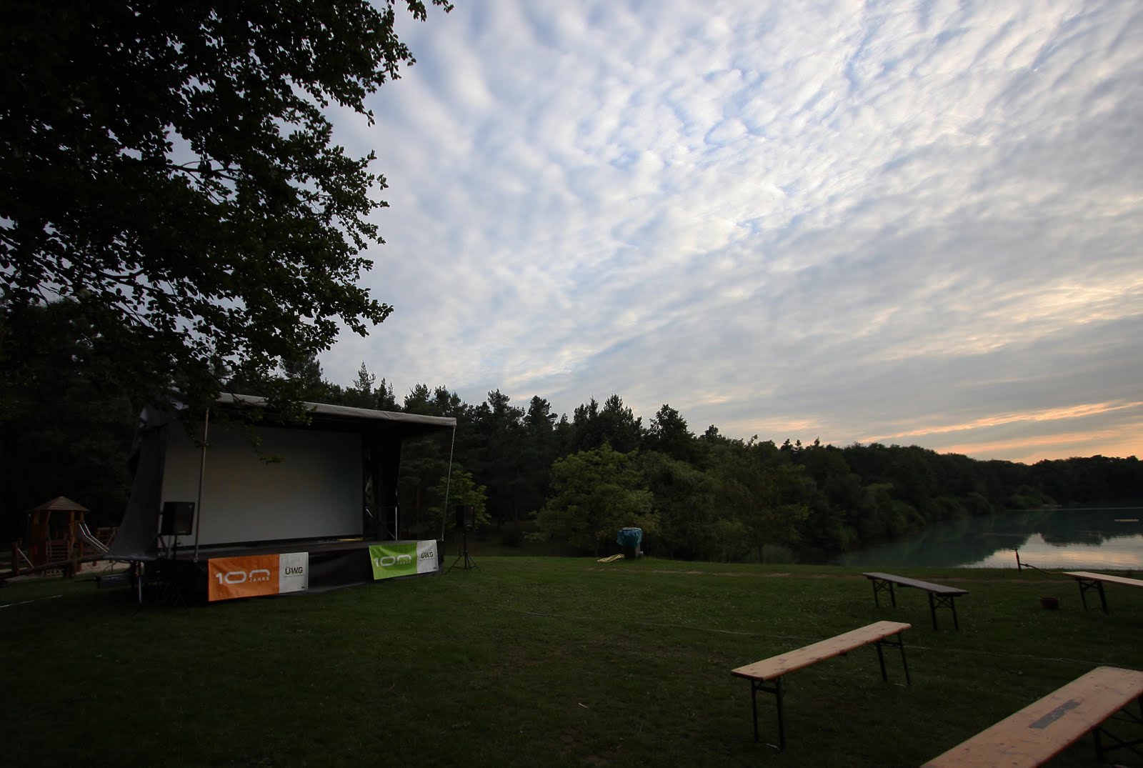 Freiluftkino am Seeufer im Wald