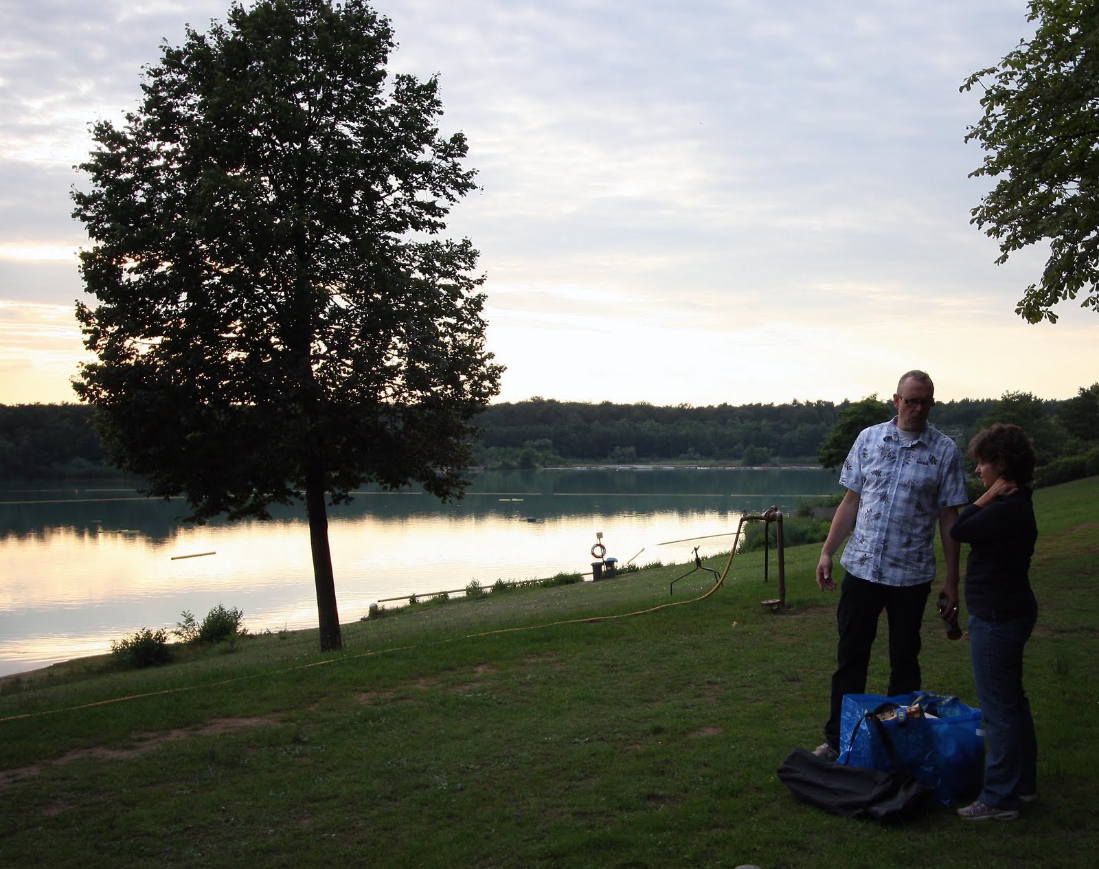 Menschen am Seeufer in der Abenddämmerung