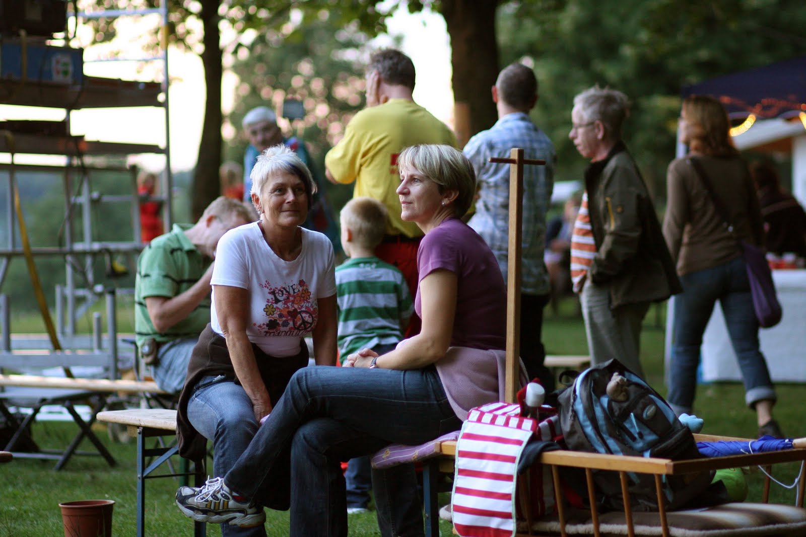 Menschen bei einem Outdoor-Treffen im Park
