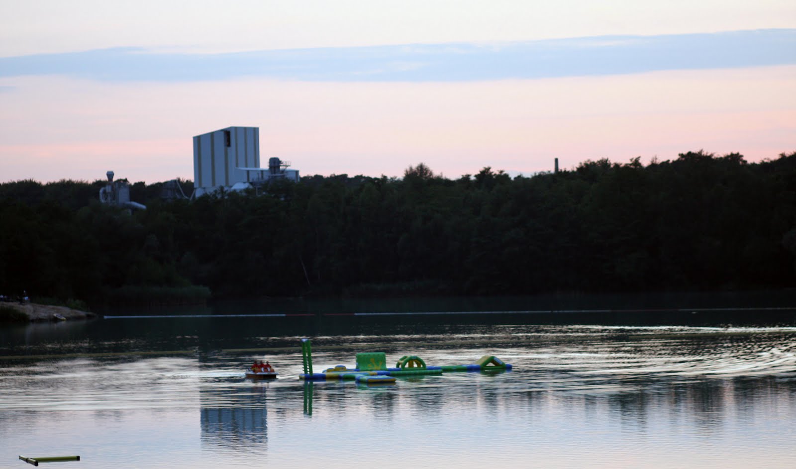 Wasserpark im See bei Sonnenuntergang